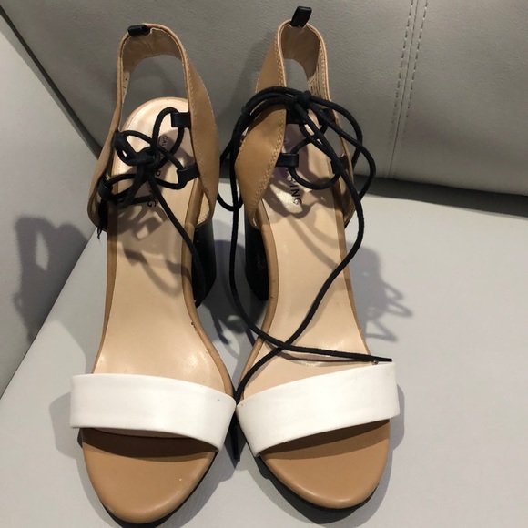 Women shoes - Picture 1 of 3